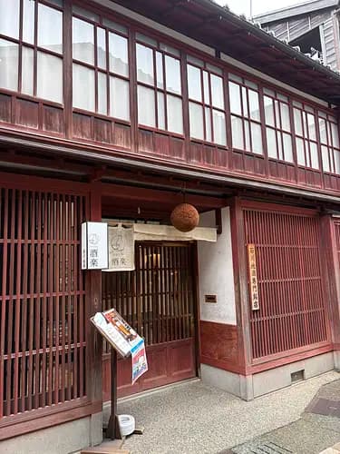 Three Counters on One Street — Gold Leaf, Six Seats Inside a Knife Shop, and 120 Sakes to Choose From