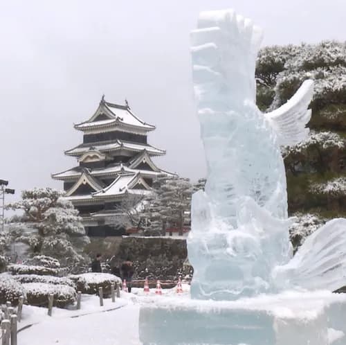 世界の氷の彫刻家が腕を競う「国宝松本城氷彫フェスティバル」