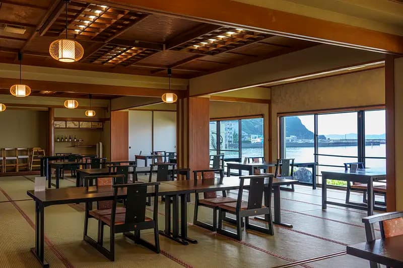 12:40-13:40  Lunch in an ocean-view room