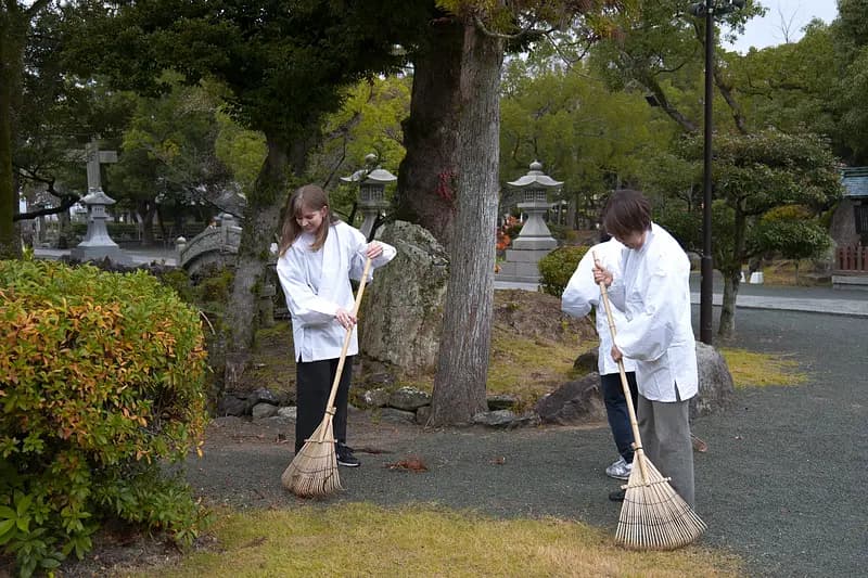 10:20-10:50　Cleaning the Shrine Grounds