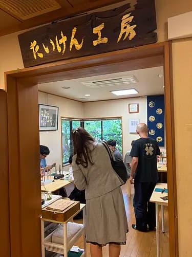 Kanazawa in Two Rooms — Matcha in the Lords' Private Garden, Then Real Gold Leaf on Chopsticks You Take Home