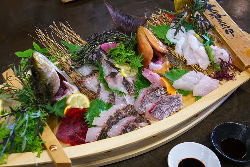 18:30-20:00 A lavish dinner of seafood and local vegetables & ingredients