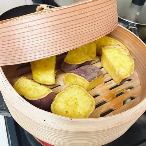 Seiro meal―Japanese traditional steamer―with funny girls!