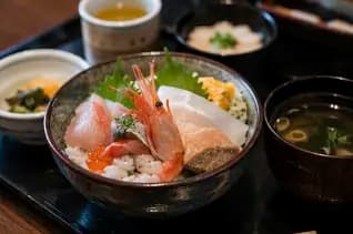 The Colors of Kanazawa — A Full Day From Feudal Shrine to Living Craft, With a Guide Who Knows Every Story