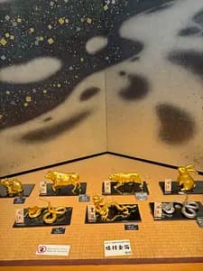 Three Counters on One Street — Gold Leaf, Six Seats Inside a Knife Shop, and 120 Sakes to Choose From