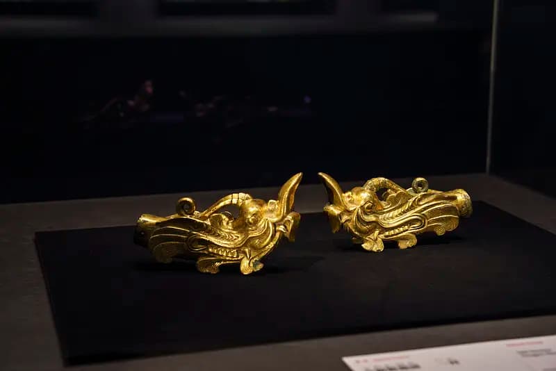 11:40-12:20 V isit to “Shinpokan” (Treasure Hall)