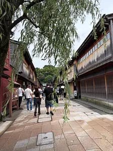 Kanazawa in Two Rooms — Matcha in the Lords' Private Garden, Then Real Gold Leaf on Chopsticks You Take Home