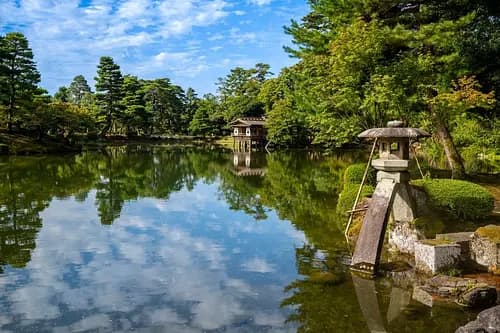 Tea Ceremony in Kenrokuen: Sit With a Master Who Has Been Doing This for Decades