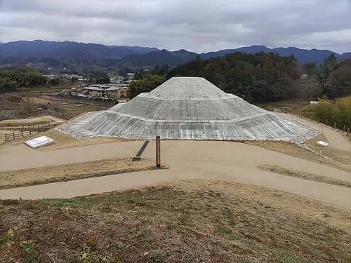 Apparition d’une pyramide à Asuka (Nara)!