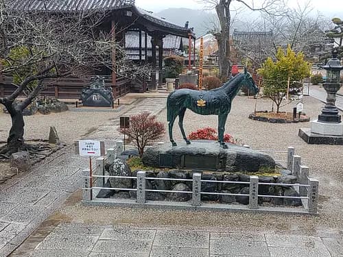 Apparition d’une pyramide à Asuka (Nara)!
