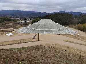Apparition d’une pyramide à Asuka (Nara)!
