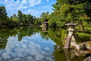 Tea Ceremony in Kenrokuen: Sit With a Master Who Has Been Doing This for Decades