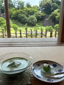 Kanazawa in Two Rooms — Matcha in the Lords' Private Garden, Then Real Gold Leaf on Chopsticks You Take Home