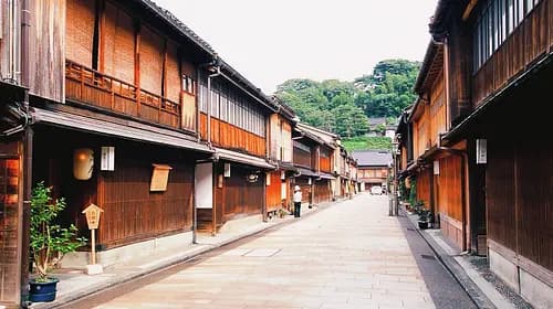 Touch Gold in Kanazawa — A Workshop With the Artisans Who Keep It Alive