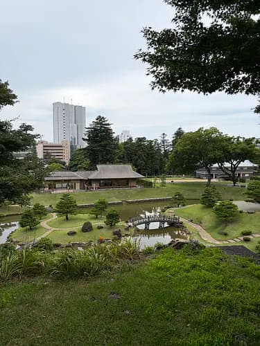 Kanazawa in Two Rooms — Matcha in the Lords' Private Garden, Then Real Gold Leaf on Chopsticks You Take Home