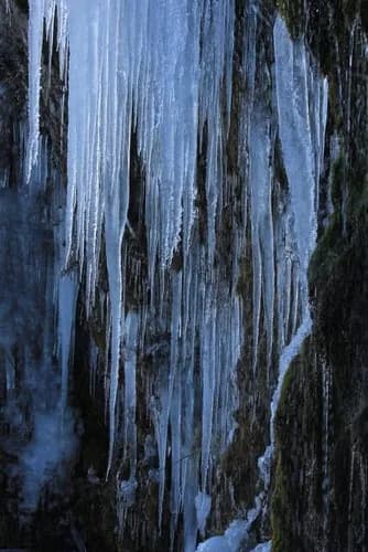 Hike up to see Fukuoka's Fabulous Frozen Waterfall Icicles