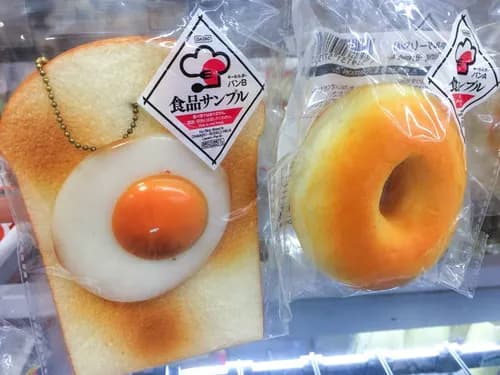 11 Very Japanese Souvenirs You Can Buy at a 100-Yen Shop!!
