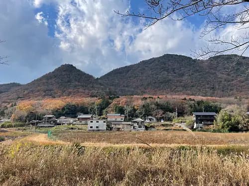 A Day Trip from Osaka to 800 Year Old Pottery Village -- Meet a Beautiful Scenery and Folk Art --